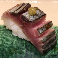 寿司割烹 魚紋 - 〆鯖（棒すし風）