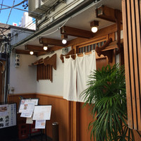 東鮨 新店 - 大宮駅からすぐの小路。ソラ、青いね。