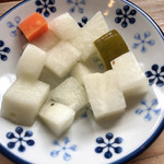 Fujiyama Purin - デフォでついているピクルスはダイコン、キュウリ、ニンジン。甘酸っぱくてパリパリとイイ感じです。