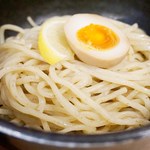 Tsukementatsusuke - 茶色いツブツブ入りの全粒粉麺。