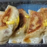 蓬来 - ギョーザ(持ち帰りで１個食っちゃった後)370円