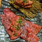 炭火焼肉 矢つぐ - 焼きしゃぶ（腿肉、ハラミステーキ）