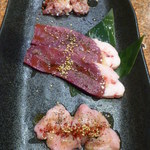 炭火焼肉 矢つぐ - 内臓盛り（豚ののど軟骨、牛ハツの薄切り、牛の胸腺）