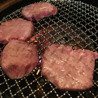 SATOブリアン 本店 - 見ただけで柔らかさが伝わる分厚いタン。