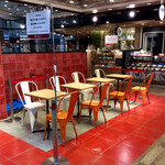 和saiの国 - この付近のテイクアウト店の共通イートインスペース。仕切りの向こうにも合計6人分のテーブルがある。