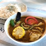 Kuu - 鶏スープ エビ餃子とニラ餃子のスープカレー