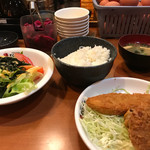 Sakurasuisan - 日替わりのB定食と、追加したサラダ