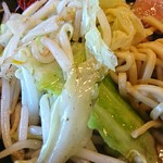 麺屋 燦鶴 - 野菜炒めがたっぷり入っています