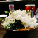 家系ラーメン クックら - 野菜はシャキシャキのもやしとキャベツ。その上に葱がいっぱい。白髪ネギは１００円ですから、こちらの方がお得でしょう。他板海苔３枚、ほうれん草多め、薄めで歯応えのあるチャーシュー２枚。