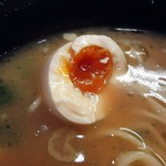 巓 - かじった玉子接写。