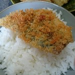 小料理 きぬや - 厚みは真ん中が１cmくらいあってなかなか肉厚
食感サックサク