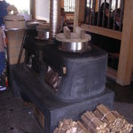 鰹乃国のめし家 萬や - 昔ながらのかまどと薪でご飯炊いてます。