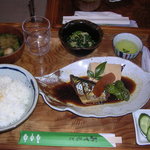 鰹乃国のめし家 萬や - 煮魚定食、ご飯にはおこげ。