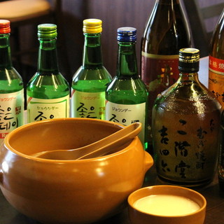 お好みのドリンクで乾杯♪韓国酒をはじめ多彩なラインナップ