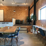 デコ カフェ - 店内奥