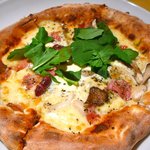 ウッデンシップ - 【きのことルッコラとモルタデッラハムの塩味ピッツァ】★2011/4