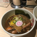 東京アンダーグラウンドラーメン 頑者 - 大きめのカット チャーシューが入っていて、食べ応えに貢献('17/09/20)