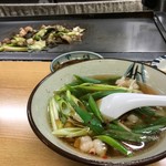 やはり鉄板カウンター席！ホルモン汁うまし。