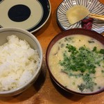 Sakagura Kadomatsu - 白ご飯とご汁（水前寺のりが入った大豆の味噌汁）