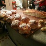 パポッキオ - お店の入口にはフォカッチャなどのパンが並ぶ