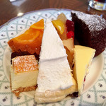 ガトーマスダ - ラッキーな１皿目（オレンジタルト、スフレチーズケーキ、レモンパイ、フルーツアラカルト、ブルーベリーチーズケーキ、ガトーショコラ）＠真ん中のレモンパイは通常サイズで美味しかったです