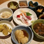 Sorairo Kara - 手前の主菜2品に中央のお刺身、小鉢5品にひとくち甘味まで