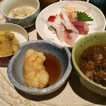 Sorairo Kara - 主菜の右側は大山鶏せせり肉と茄子のピリ辛煮、左は衣ふわふわ鱧の揚げ出し