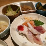 Sorairo Kara - こんがり皮目を炙った鯛、サーモンやハマチに梅肉鱧湯引きなど刺身4種、出汁が効いた小鉢5品