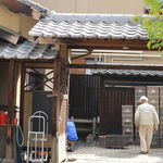 小布施堂本店 - 朝摘みの新栗を工房に運び入れる様子