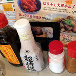 串カツ田中 - 卓上の調味料たち