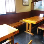 Tonkatsu Ishibashi - 入って左側のテーブル席。