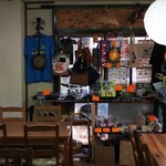 南国キッチン次郎 - 店内の雰囲気