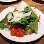 カフェ マメヒコ - ホエー豚のハムとグラナパダーノとトマトとグリーンリーフ(230円)