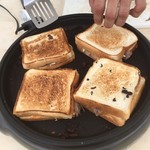 高野食堂 - パンの表面に焼き目つけてます