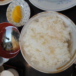 綿徳 - 定食セット（ご飯、お味噌汁、たくわん）