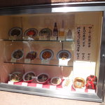 綿徳 - 入り口横のサンプルディスプレイ