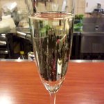 クレメンティア - オープンキッチン前のテーブルでスプマンテJPG.jpg