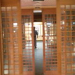 グランディア芳泉 - 個止吹気亭専用玄関