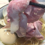 中華そば 四つ葉 - 豚肩ロース肉を低温加熱による真空調理製法で、やわらかくしっとりと仕上げています。