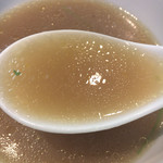 中華そば 四つ葉 - スープを口に含むとミネラル豊富な「蛤の出汁」の旨味が口の中いっぱいに広がります。