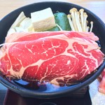 源氏総本店 - 肉は真ん中に1枚入っていて、
      3枚入っていましたよ。(^^)