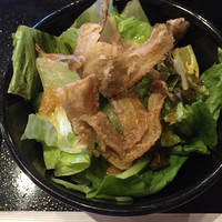 魚竹 - 本日のサラダは、ゴボウ揚げがトッピング。