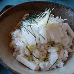 上にはイカの刺身がのり、中はゲソのタレ焼き入っています。