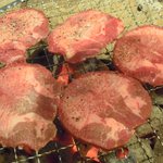 炭火焼肉　韓山 - タン塩、焼いています