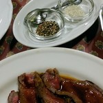 コンコンブル - 目の前で挽いてくれるコショウと、岩塩