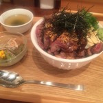 Shokudou Nikuzaemon - ステーキ丼400gとゴボウサラダ。