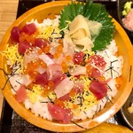 大和屋 半蔵 - 海鮮ばらチラシ丼定食　通常価格で@1,200円(税抜)
            こちらにお椀とお漬物がセット。