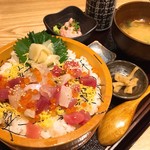 大和屋 半蔵 - 海鮮ばらチラシ丼定食　通常価格で@1,200円(税抜)
            ねぎとろ小鉢はオープン記念のみのサービスでした。