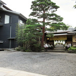 Resutoran Hiramatsu Koudaiji - 左の4階建てがレストラン