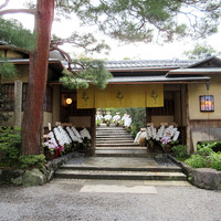 レストランひらまつ 高台寺 - この門をくぐり